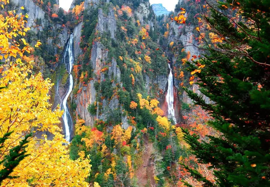 Ginga Falls và Ryusei Falls ở Sounkyo rực rỡ lá vàng mùa thu hokkaido