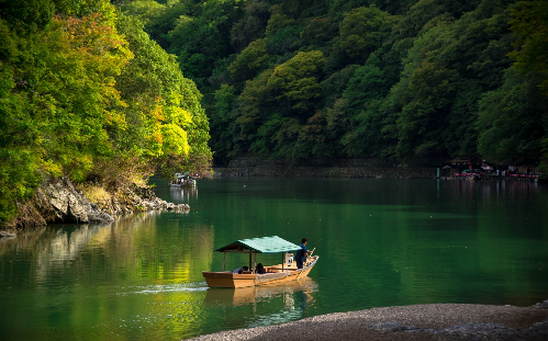 CHÈO THUYỀN TRÊN SÔNG HOZU: TRẢI NGHIỆM TẠI ARASHIYAMA