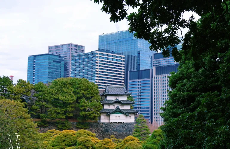 Cung điện hoàng gia Nhật Bản - là nơi ở chính thức và cũng là trụ sở làm việc của Thiên hoàng Nhật Bản và gia đình