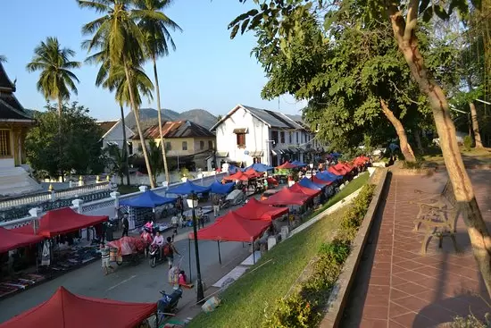 Tour Lào 2026: Mua sắm tại chợ Sáng Phousi