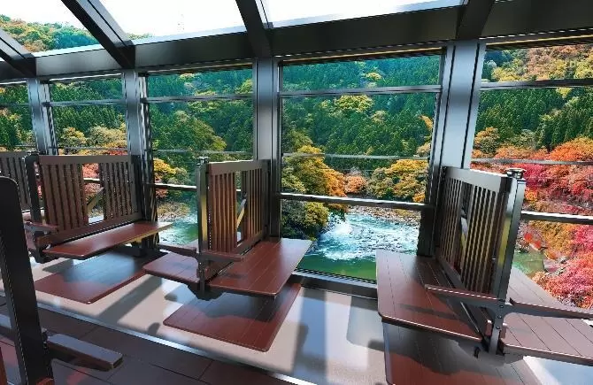 Toa tàu số 5, nơi ngắm cảnh 360 độ trên chuyến tàu lãng mạng Sagano