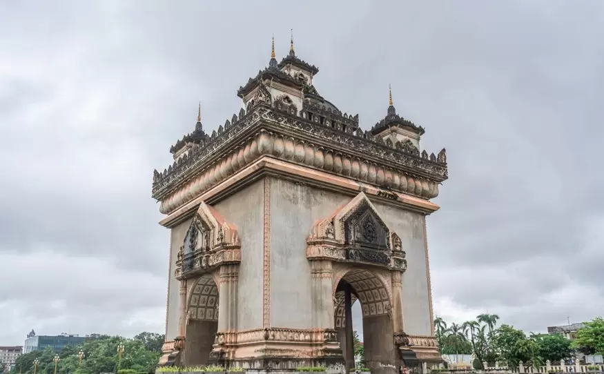Tour Lào 2026: Check in tượng đài chiến thắng Pratuxay