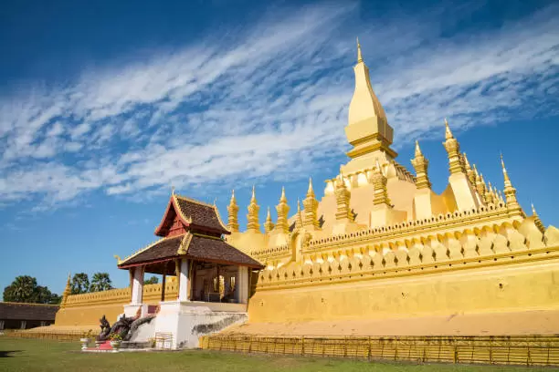 Tour Lào 2026: Tham quan tháp Thạt Luang công trình Phật giáo linh thiêng và là biểu tượng quốc gia của Lào