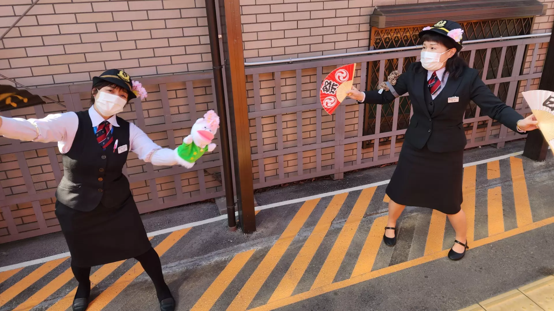 Nhân viên chuyến tàu Lãng mạng Sagano phục vụ du khách tận tình