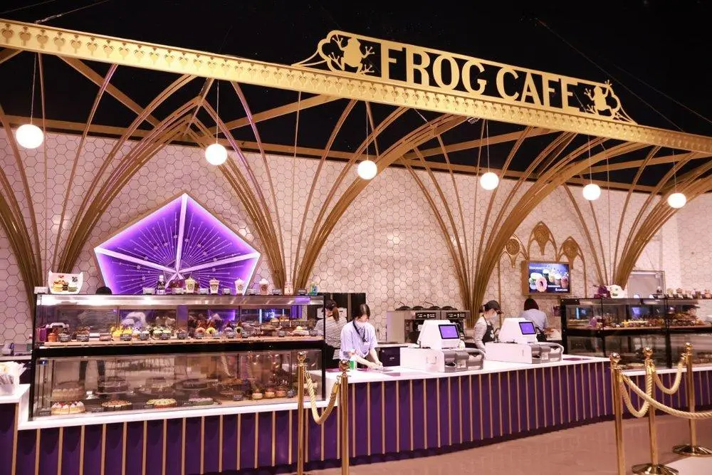 Tại Warner Bros. Studio Tour Tokyo – The Making of Harry Potter có một quán nước nhỏ được lấy cảm hứng từ hình ảnh đó mang tên The Chocolate Frog Café