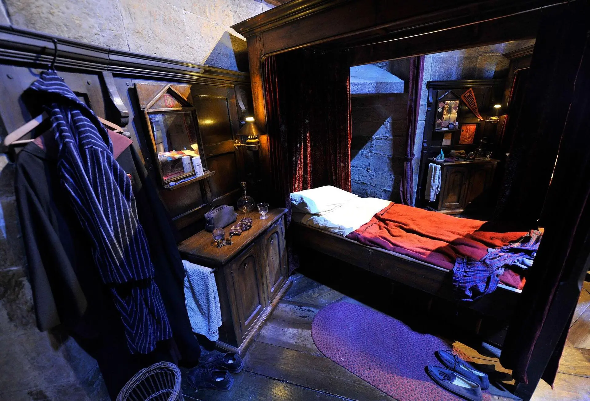 Khu ký túc xá Nhà Gryffindor được Warner Bros. Studio Tour Tokyo tái hiện một cách chân thực và ấm cúm