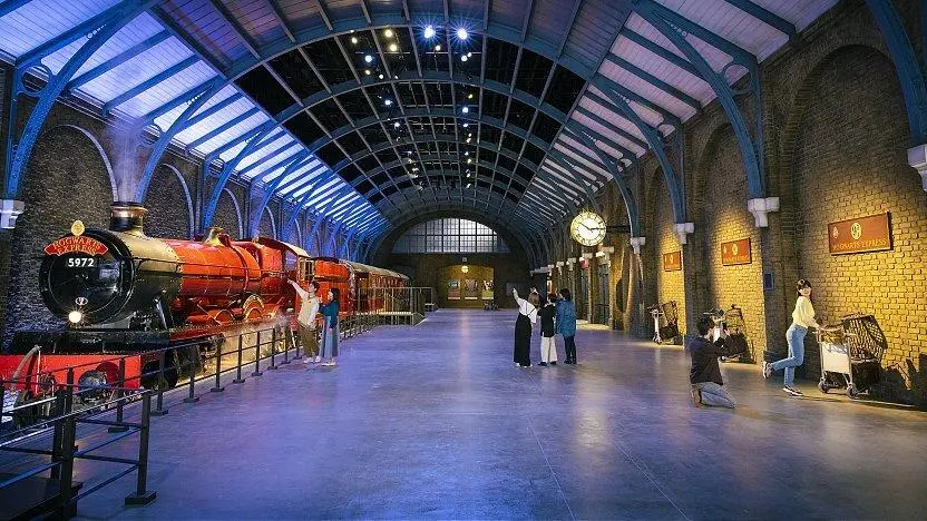 Warner Bros. Studio Tour Tokyo – The Making of Harry Potter tái hiện cảnh sân ga ga 9¾ và Tàu Hogwart Express