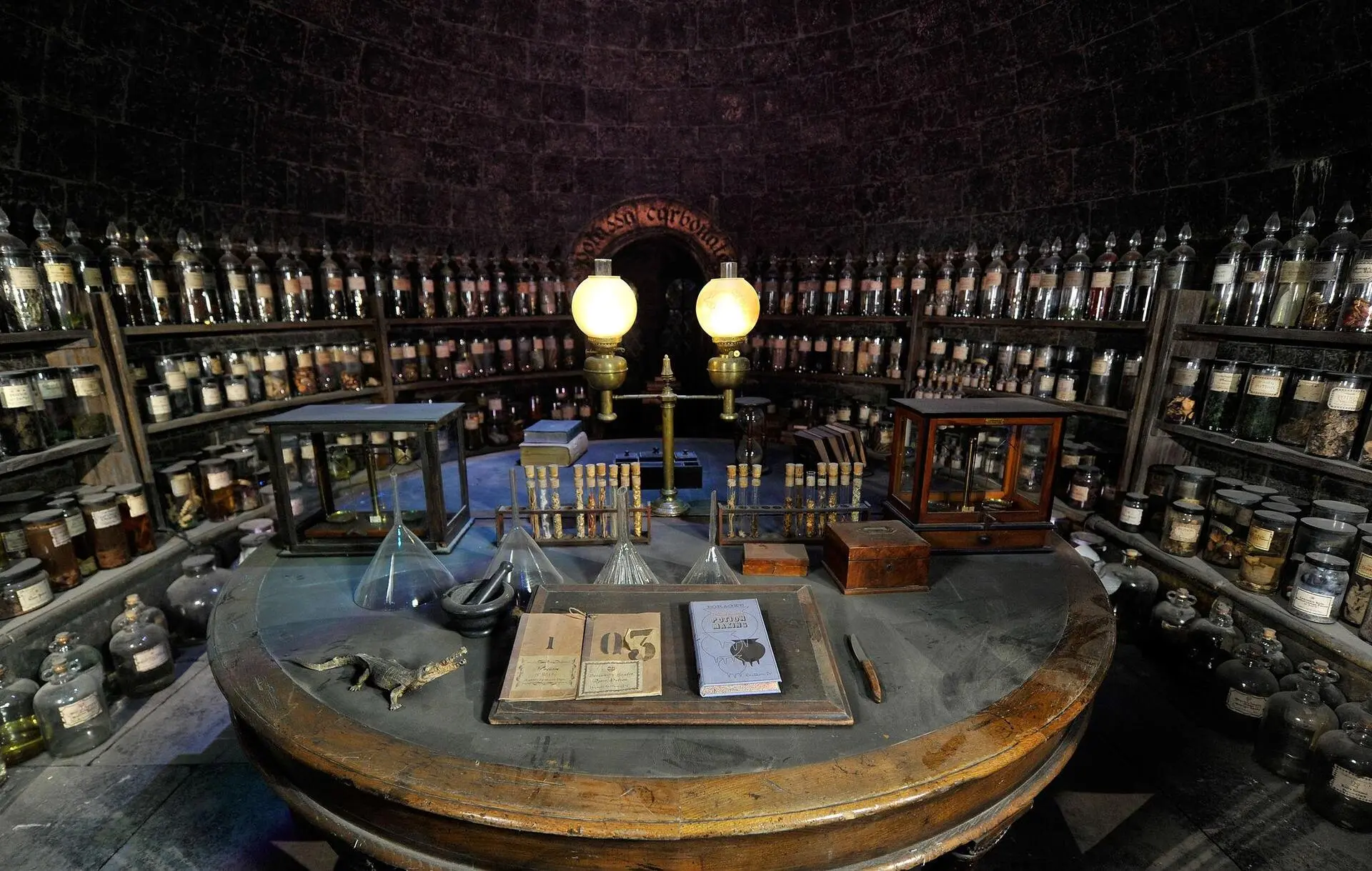 Trong Warner Bros. Studio Tour Tokyo – The Making of Harry Potter, khu vực các lớp học được tái hiện sống động, giúp Bạn khám phá đời sống học tập của học sinh Hogwarts.
