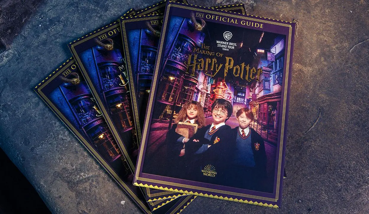 sách hướng dẫn lưu niệm chính thức của hạng vé trọn gói Warner Bros. Studio Tour Tokyo – The Making of Harry Potter