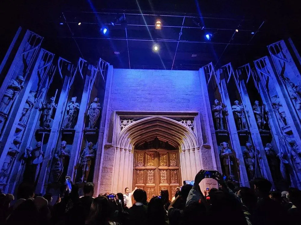 Warner Bros. Studio Tour Tokyo – The Making of Harry Potter cho bạn trải nghiệm tận tay mở cánh cửa Đại Sảnh Đường Hogwarts (Great Hall)