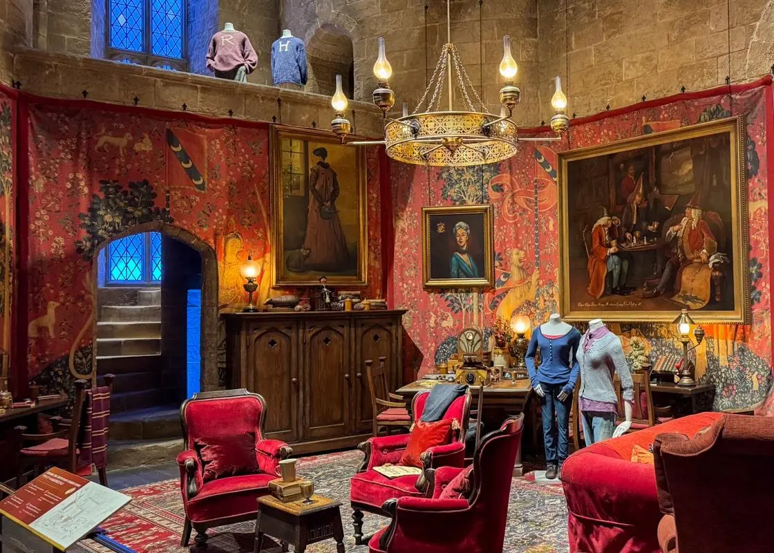 Phòng Sinh Hoạt Chung và khu ký túc xá Nhà Gryffindor được Warner Bros. Studio Tour Tokyo tái hiện một cách chân thực và ấm cúm