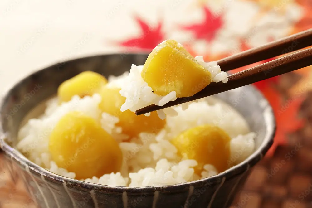 Cơm trộn hạt dẻ - mang đậm hương vị mùa thu lá đỏ Nhật Bản