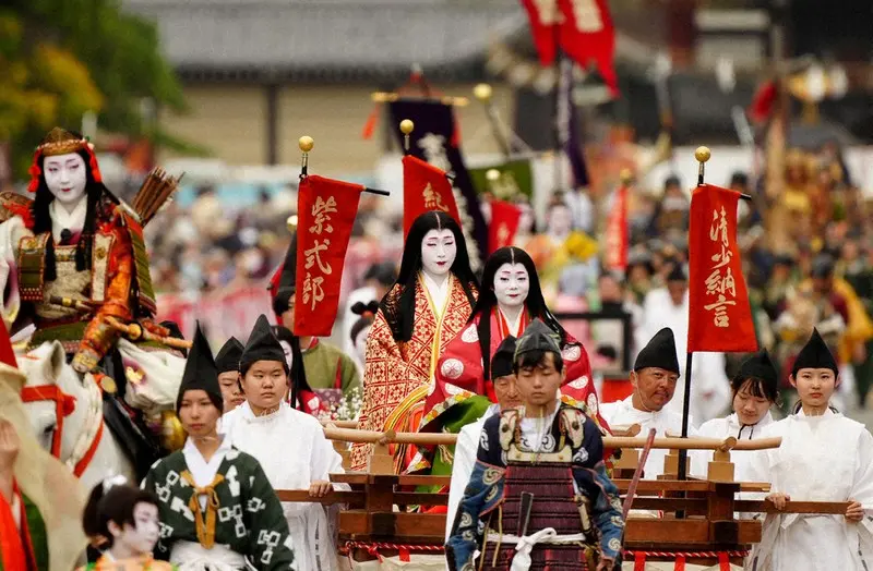 Lễ hội Jidai Matsuri được tổ chức hàng năm vào mùa thu lá đỏ