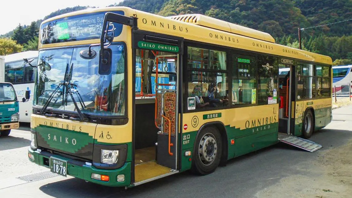 Đến làng cổ Saiko Iyashi no Sato Nenba bằng Saiko Sightseeing Bus – Green Line từ Kawaguchiko