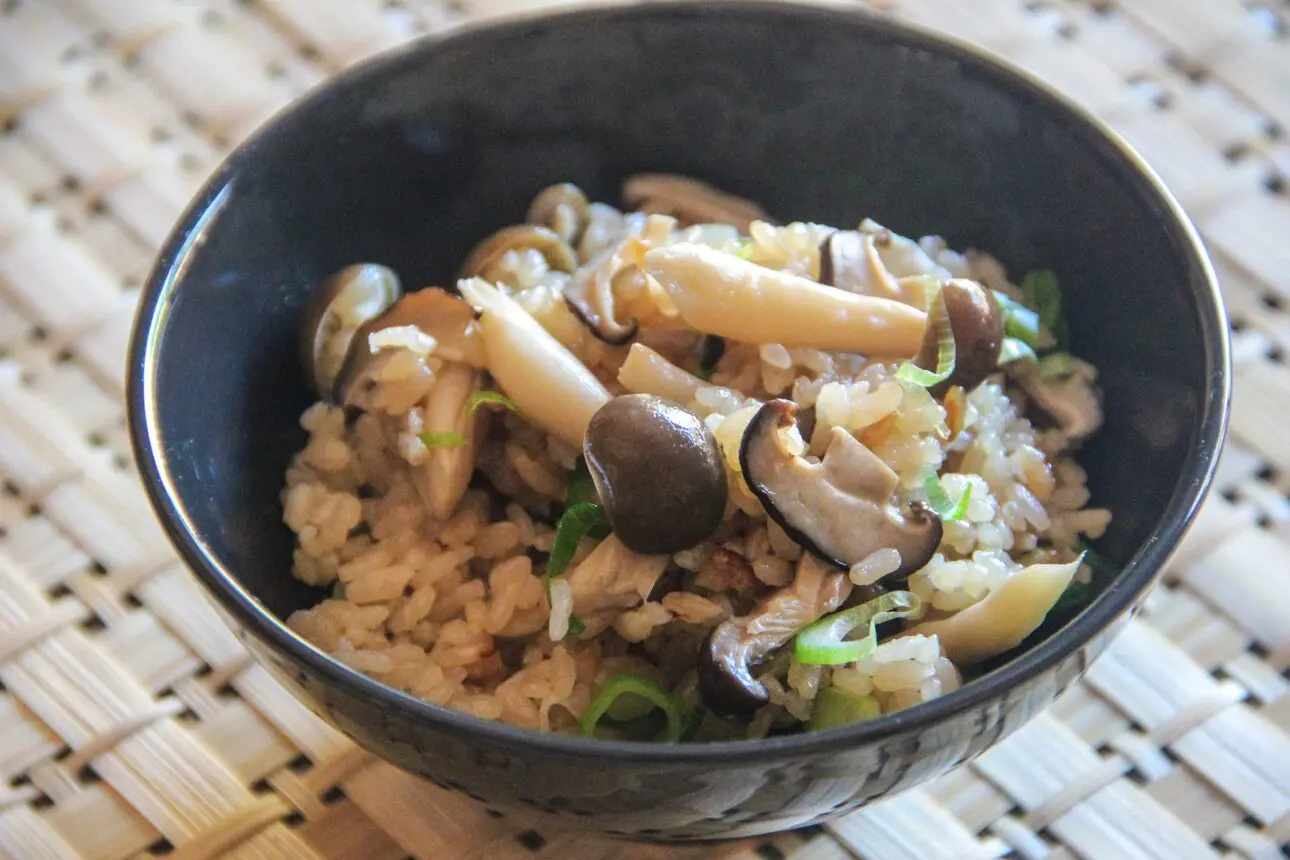 Top 10 món ăn mùa thu Nhật Bản nhất định phải thử_Cơm nấm (Kinoko Gohan)