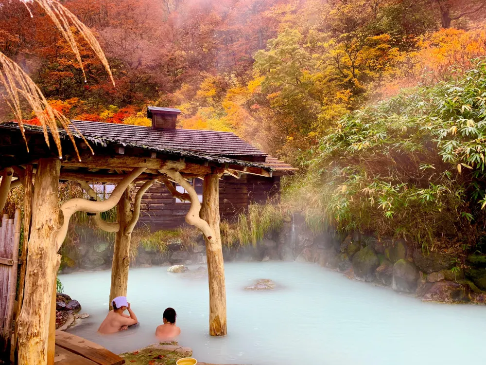 Trải nghiệm tắm Onsen mùa thu lá đỏ tại Nhật Bản