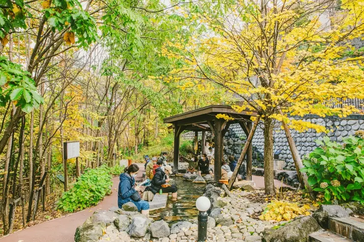 Tản bộ và ngâm chân nước nóng ở giữa mùa lá đỏ ở giữa mùa lá đỏ ở Futami Park Jozankei mùa thu