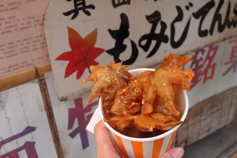 Tempura Momiji (lá phong chiên) đặc sản chỉ có vào mùa thu lá đỏ Nhật Bản