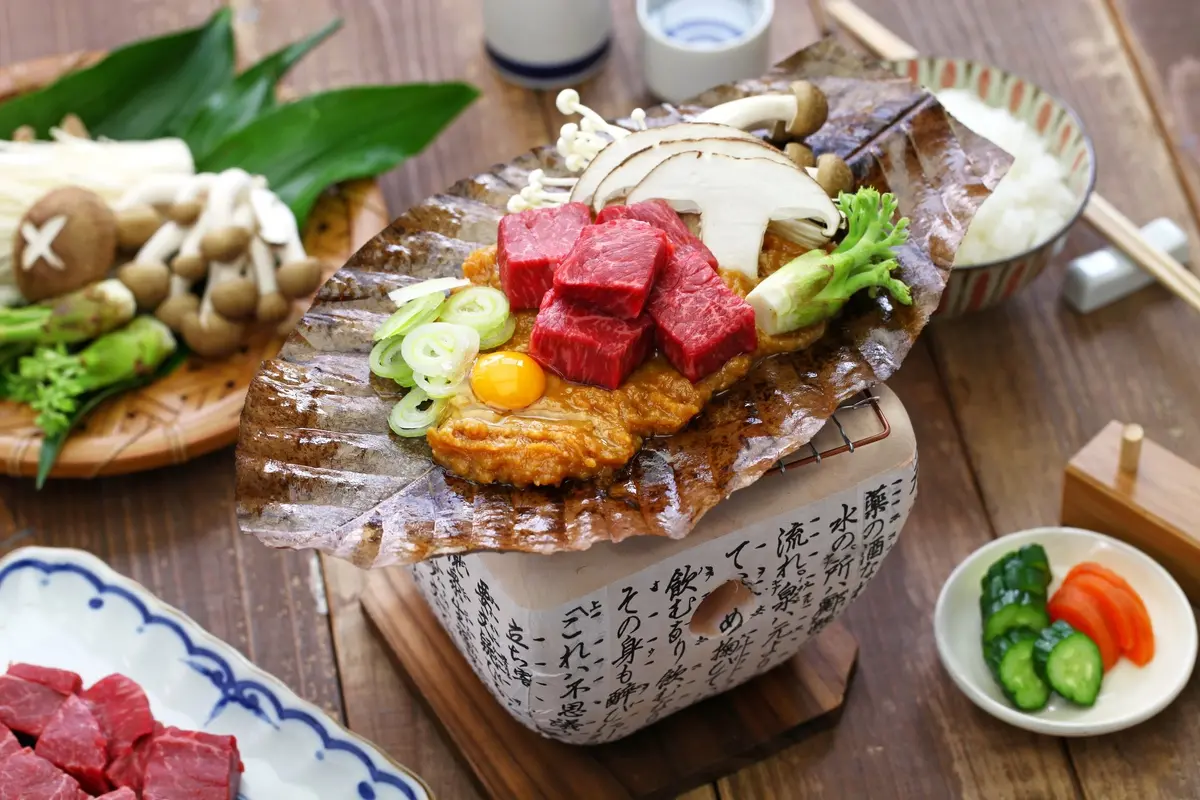 Bò Hida nướng lá Hoba được phục vụ như thế nào?